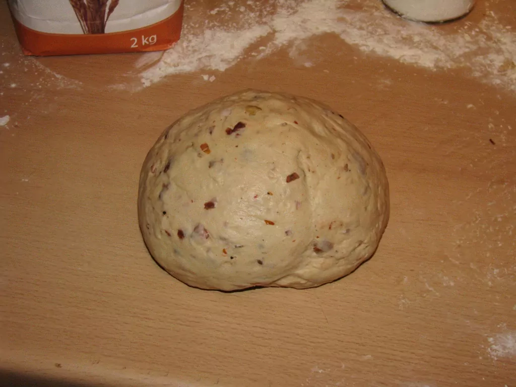 Maize ar speķi un saulē kaltētiem tomātiem vai viltotie pīrādziņi