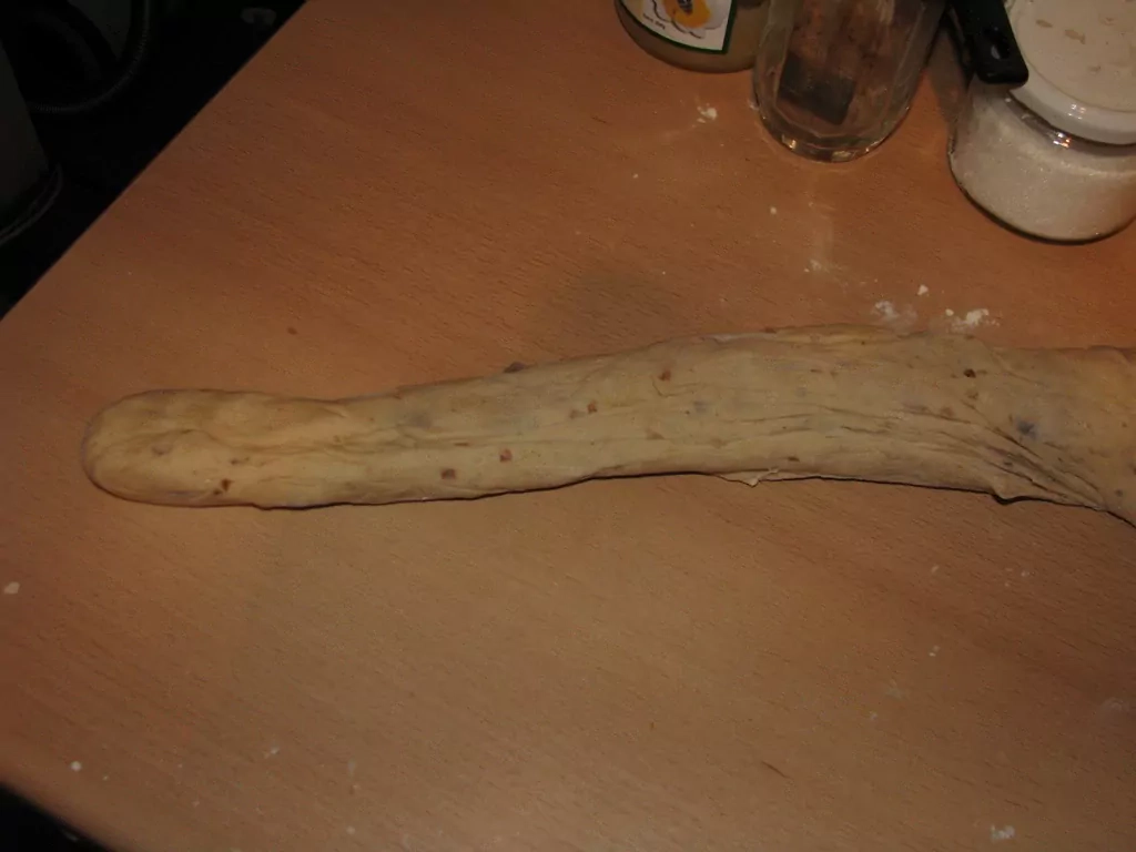 Maize ar speķi un saulē kaltētiem tomātiem vai viltotie pīrādziņi