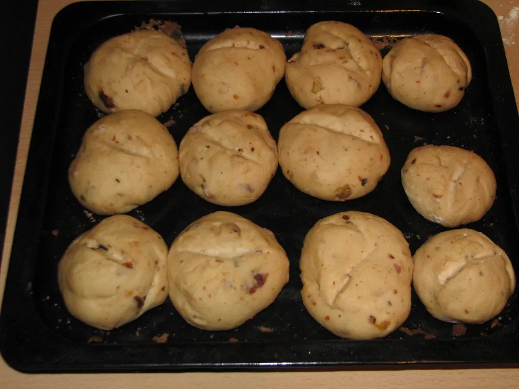 Maize ar speķi un saulē kaltētiem tomātiem vai viltotie pīrādziņi