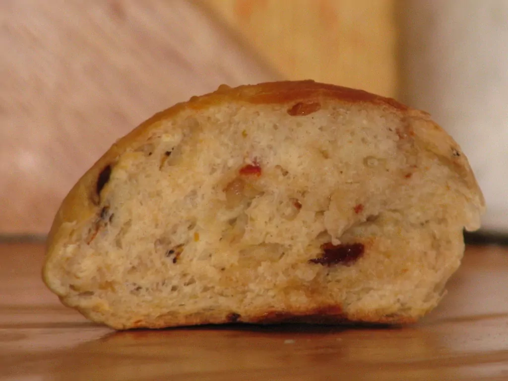 Maize ar speķi un saulē kaltētiem tomātiem vai viltotie pīrādziņi