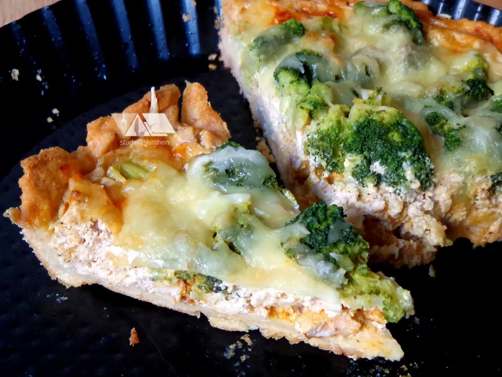 Tarta z kurczakiem i brokułami na domowym, kruchym cieście