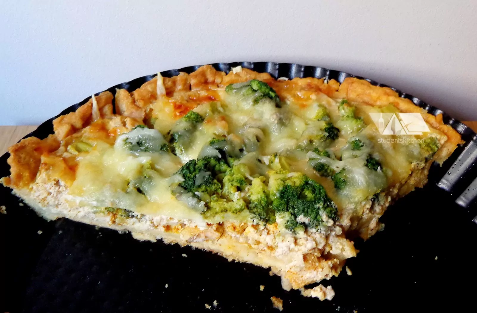 Tarta z kurczakiem i brokułami na domowym, kruchym cieście