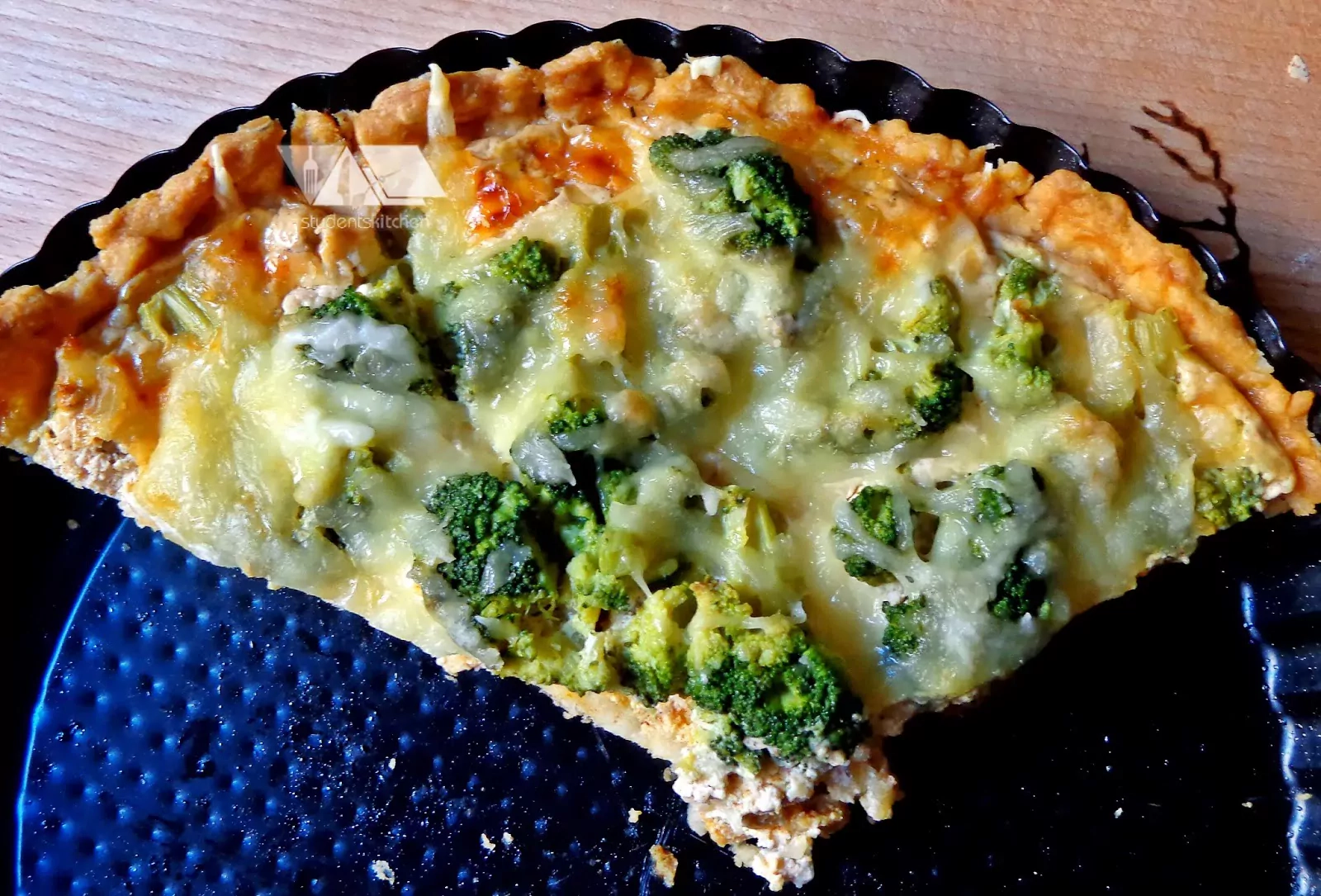 Tarta z kurczakiem i brokułami na domowym, kruchym cieście