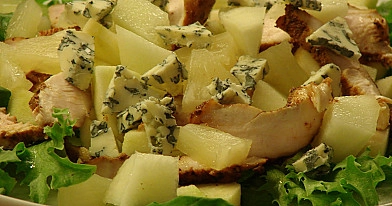 Vistas salāti ar augļiem un zilo sieru