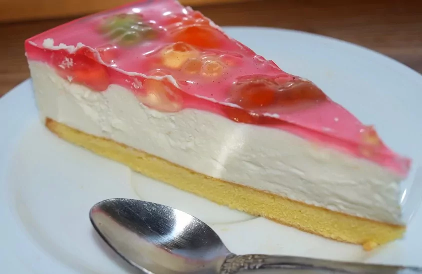 Varškės tortas papuoštas guminukais - vaikams labai patiko!