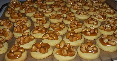 Sausainiai su karamele ir žemės riešutais