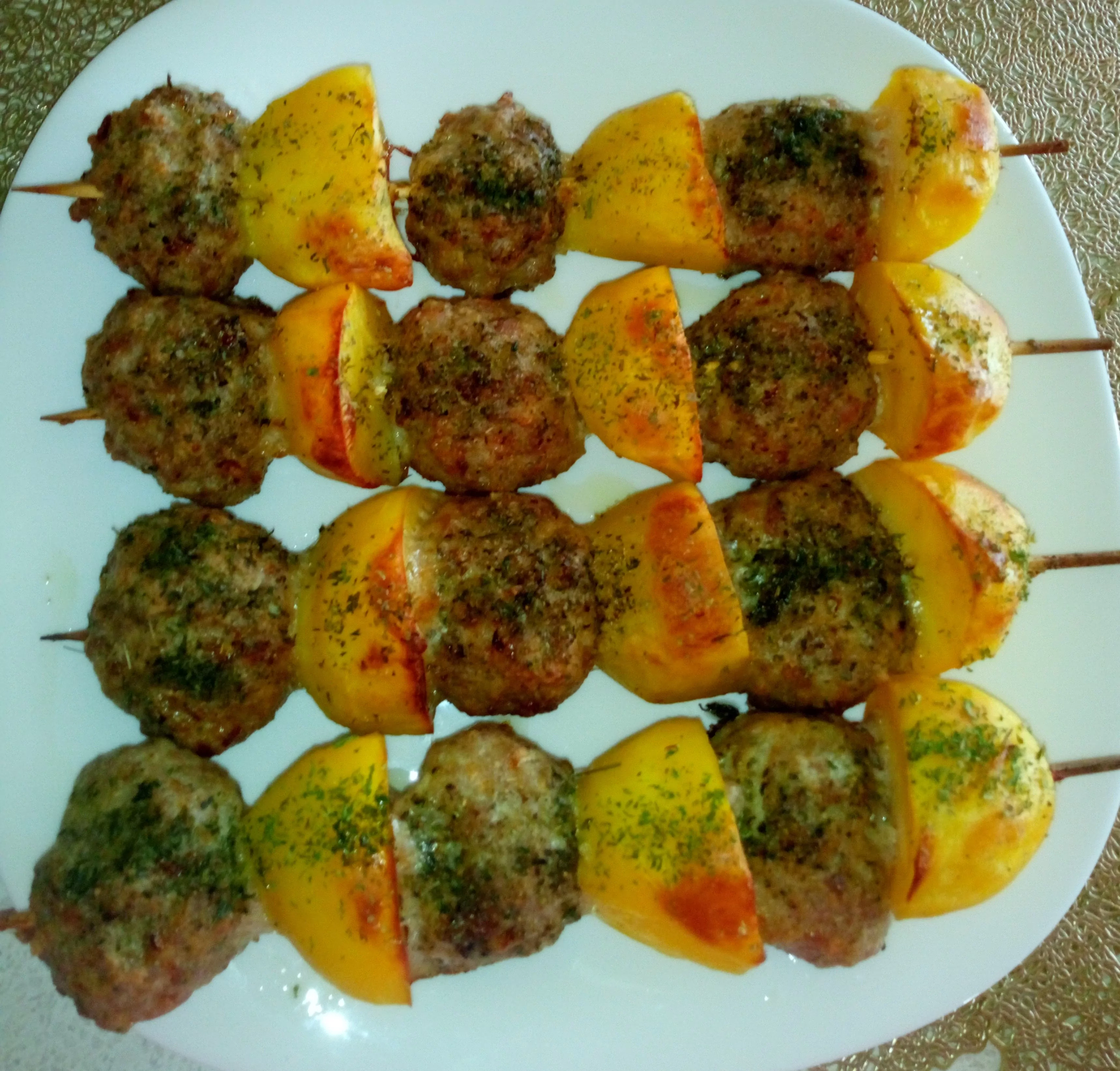 Kiaulienos kukuliai iš faršo - malta mėsa ant iešmelių orkaitėje