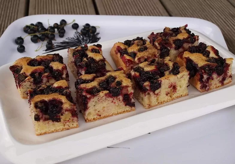 Tinginių pyragas su juodaisiais serbentais (arba kitomis uogomis, tinka ir šaldytos)