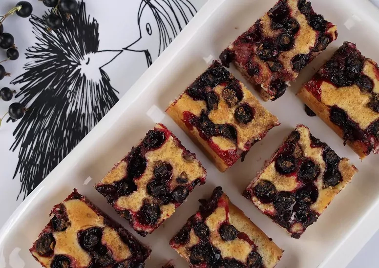 Tinginių pyragas su juodaisiais serbentais (arba kitomis uogomis, tinka ir šaldytos)