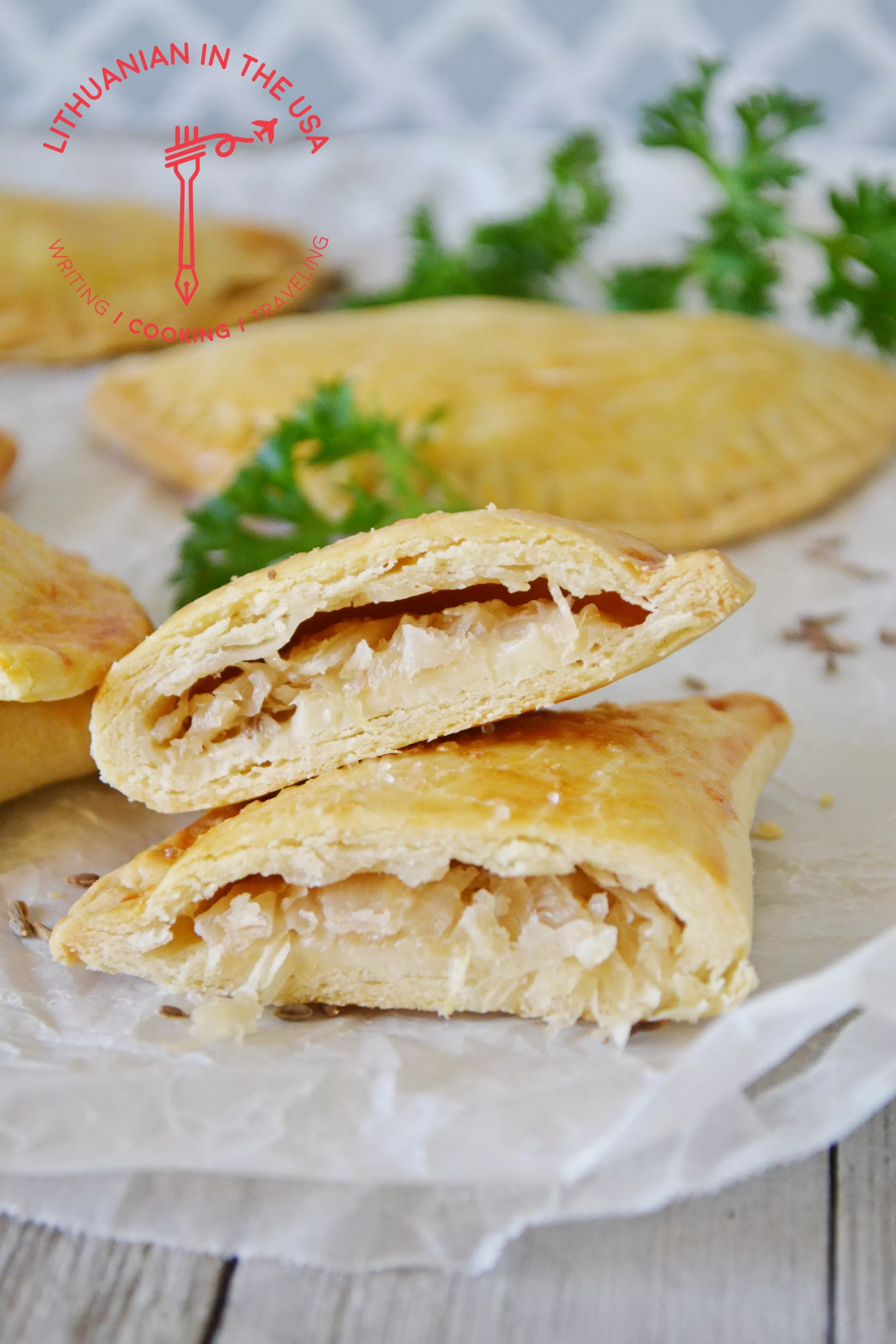 Trapios tešlos pyragėliai su pievagrybiais ir raugintais kopūstais