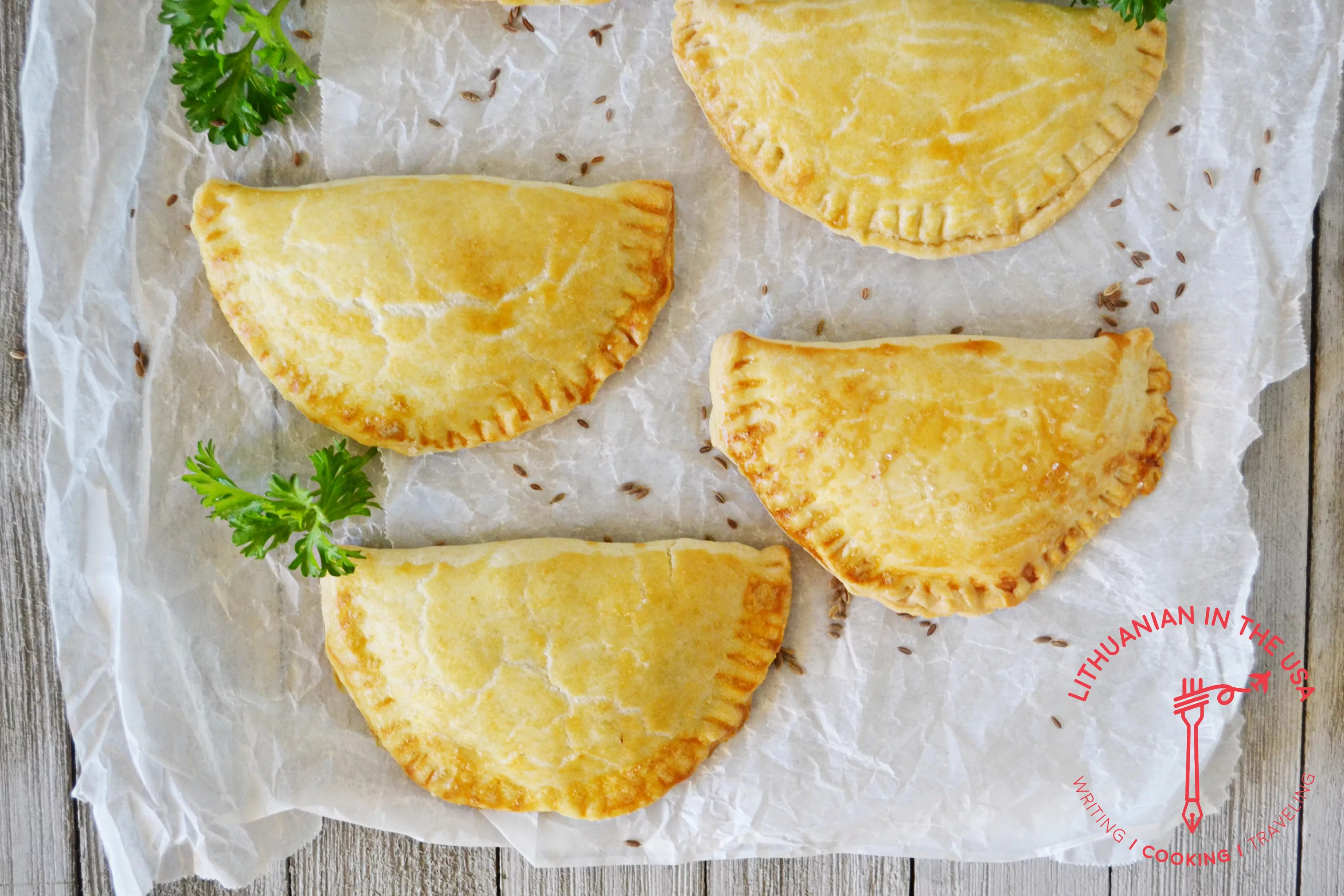 Trapios tešlos pyragėliai su pievagrybiais ir raugintais kopūstais