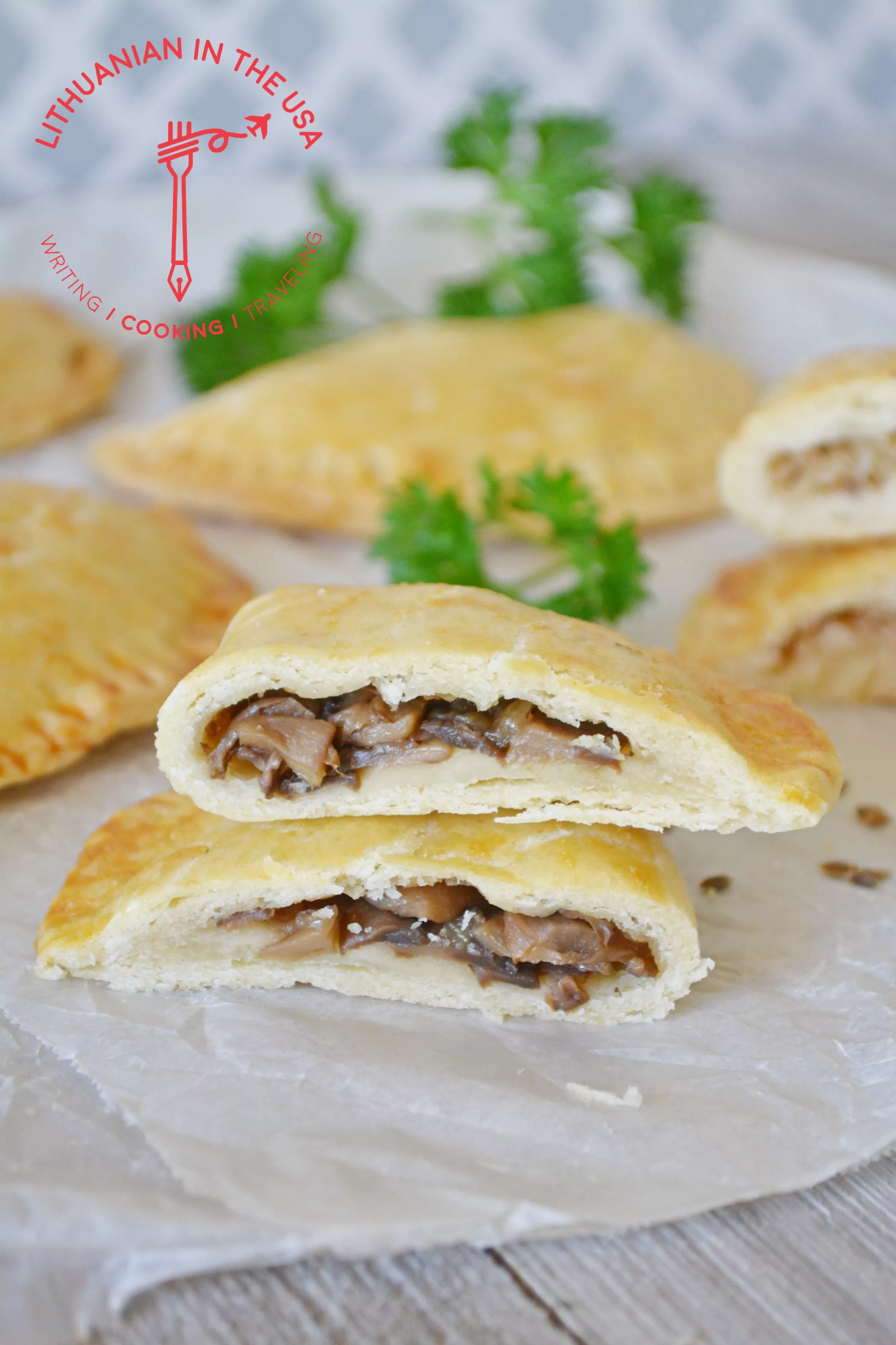 Trapios tešlos pyragėliai su pievagrybiais ir raugintais kopūstais