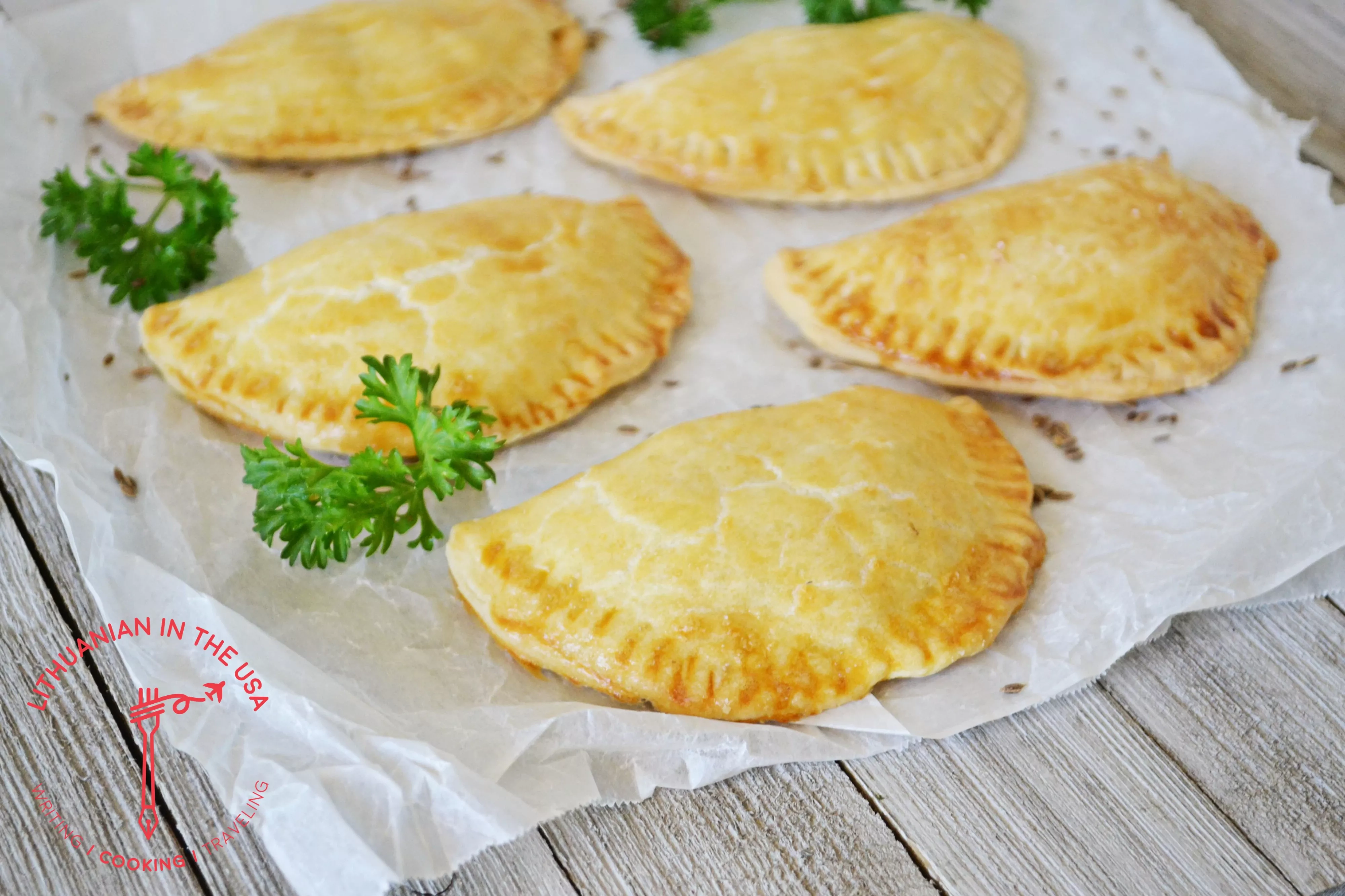 Trapios tešlos pyragėliai su pievagrybiais ir raugintais kopūstais