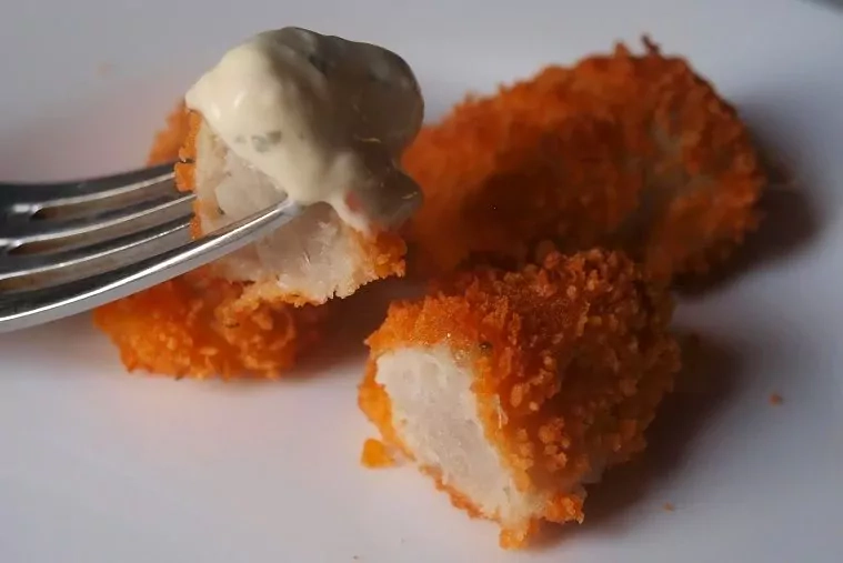 Traškūs žuvies gabalėliai su padažu