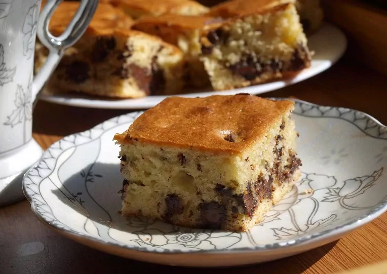 Paprastas pyragas su šokoladu, aliejumi ir grietine