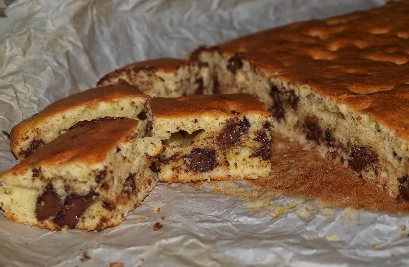 Paprastas pyragas su šokoladu, aliejumi ir grietine