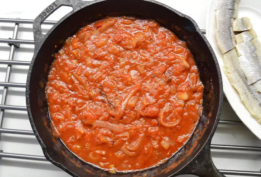 Silkė su pomidorais ir svogūnais