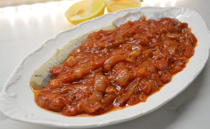 Silkė su pomidorais ir svogūnais