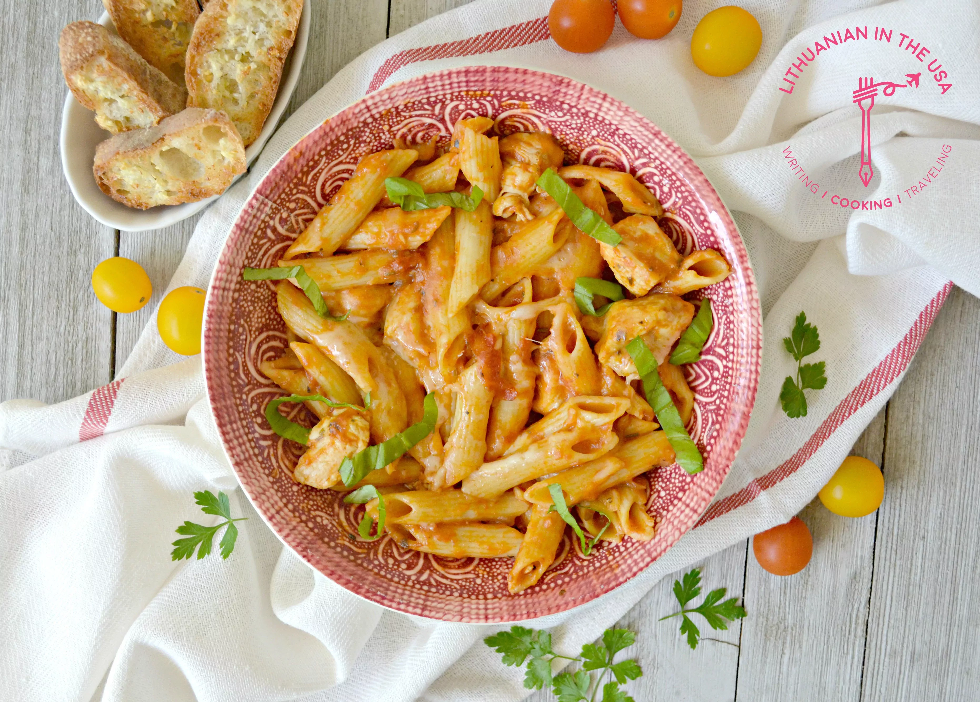 Makaronai su vištiena, pomidorų padažu ir sūriu Makaronai su vištiena, pomidorų padažu ir sūriu