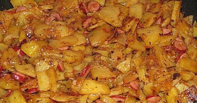 Cepti kartupeļi ar sīpoliem, tomātiem, desu vai gaļu