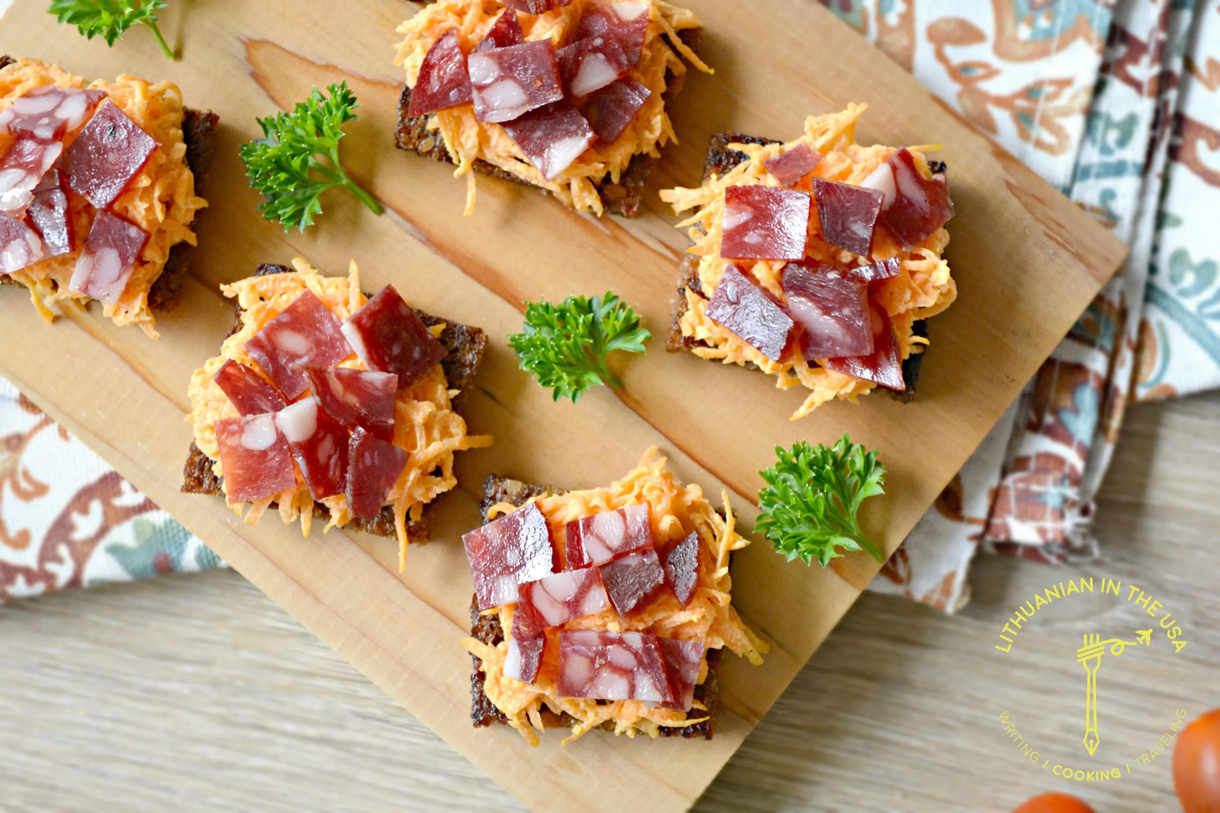 Keptos duonos, morkų ir dešros sumuštinukai