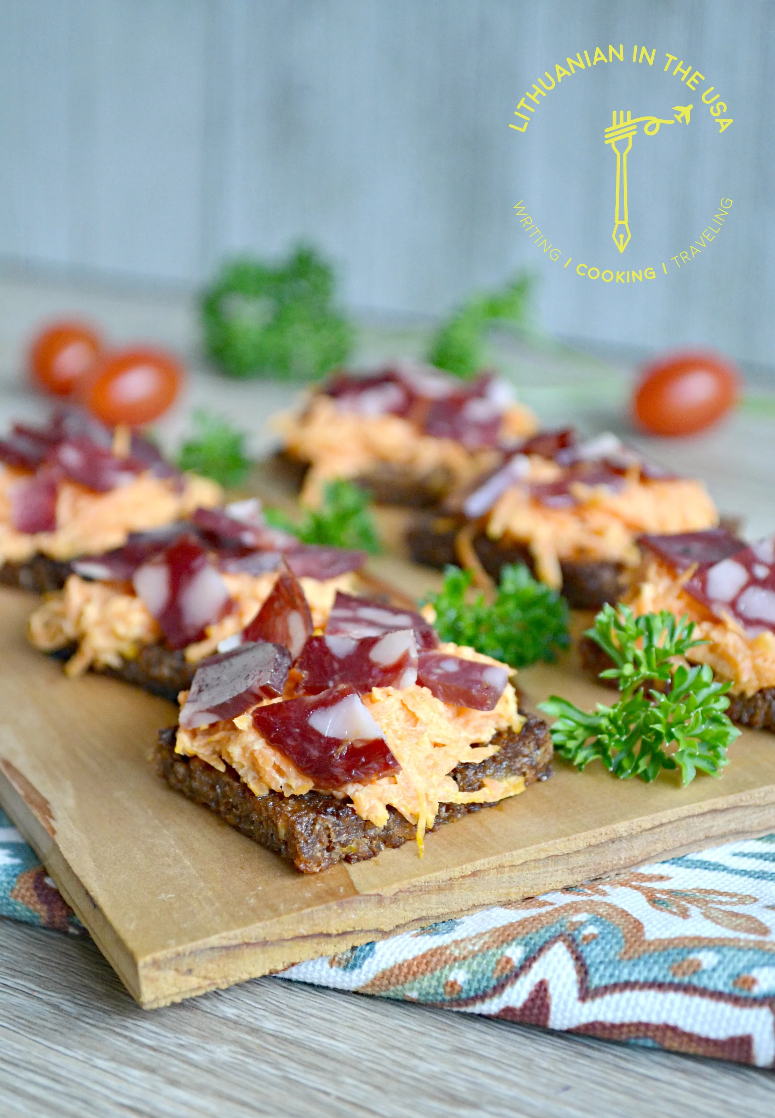 Keptos duonos, morkų ir dešros sumuštinukai