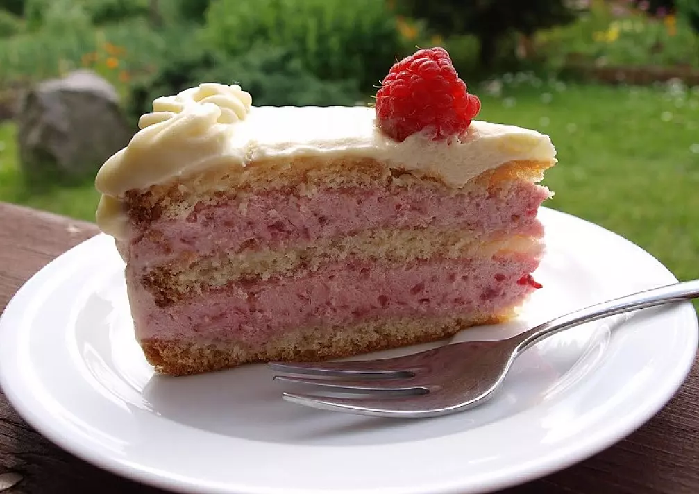 Avietinis baltojo šokolado tortas