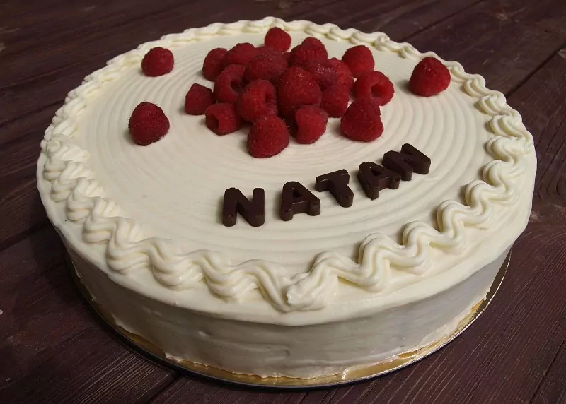 Avietinis baltojo šokolado tortas