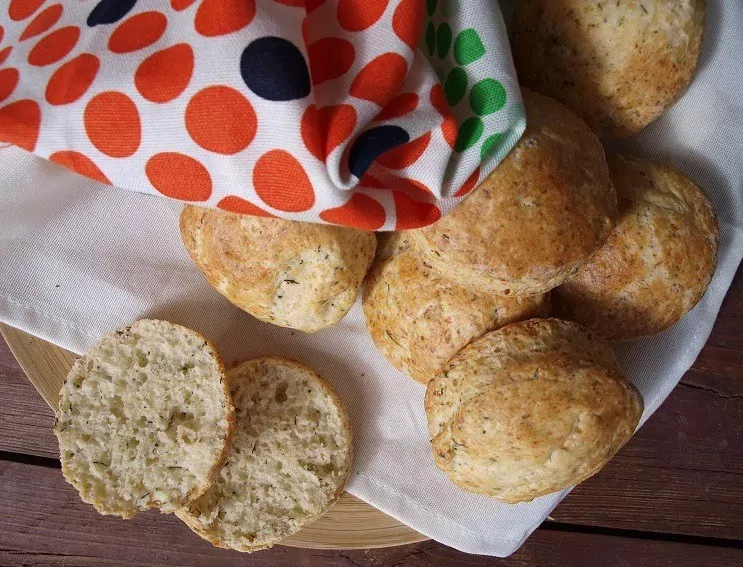 Varškės bandelės su krapais ir česnakais