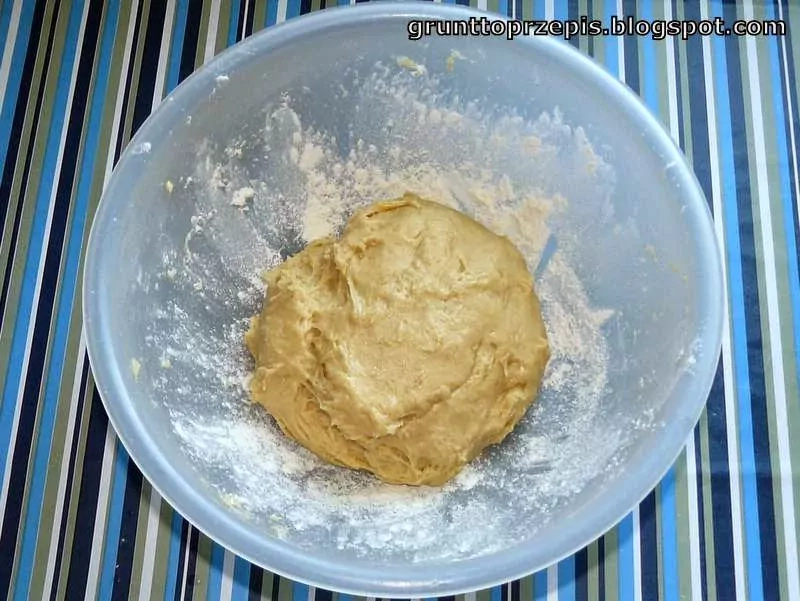 Drożdżowe ślimaczki z jabłkami prażonymi