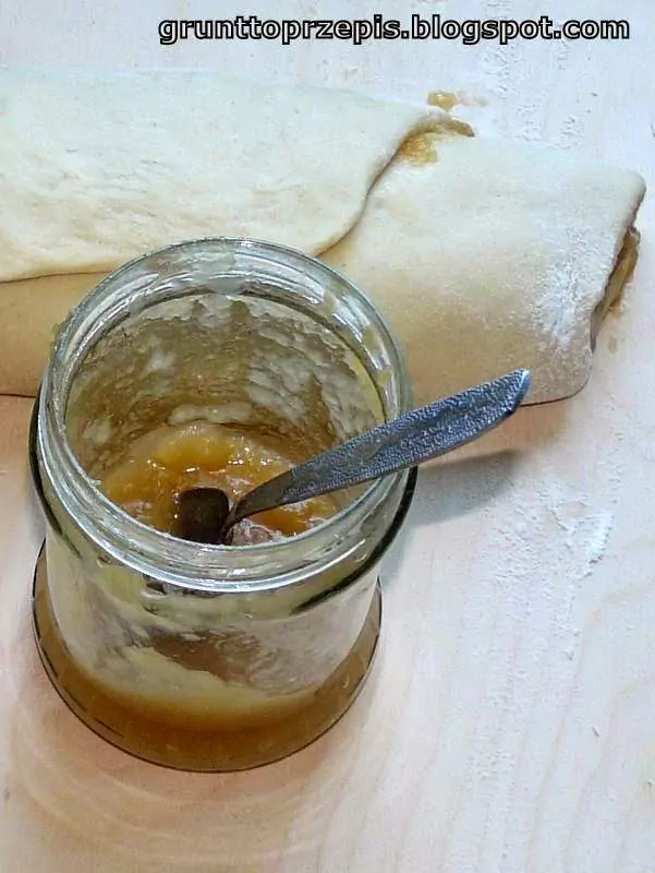 Drożdżowe ślimaczki z jabłkami prażonymi