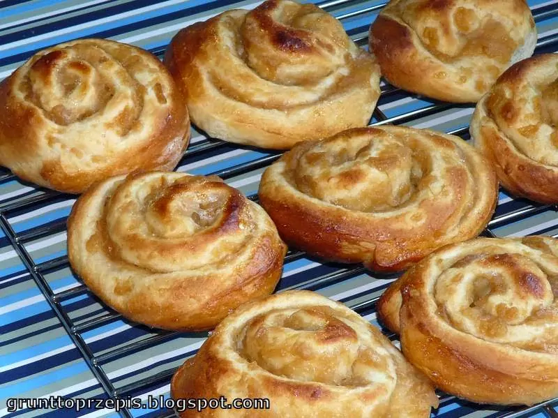 Drożdżowe ślimaczki z jabłkami prażonymi