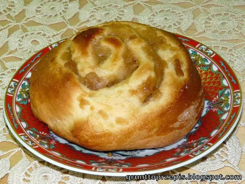 Drożdżowe ślimaczki z jabłkami prażonymi