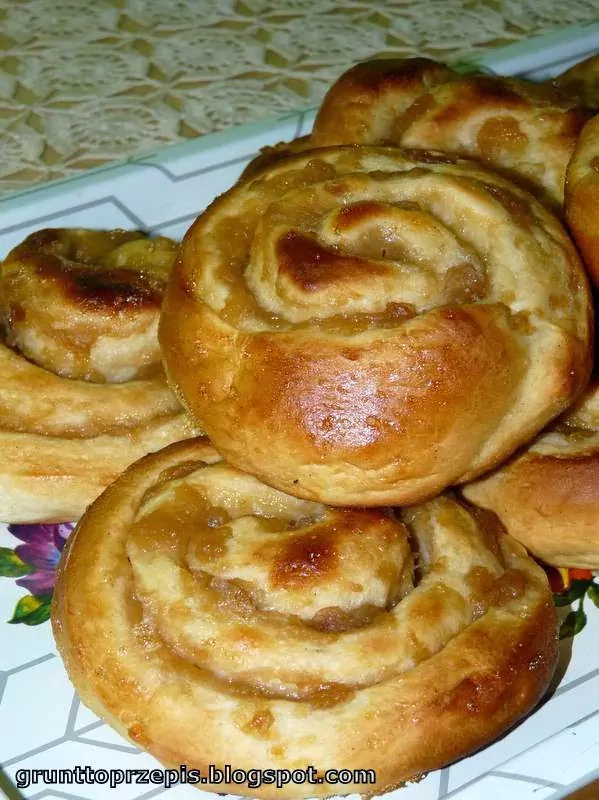 Drożdżowe ślimaczki z jabłkami prażonymi