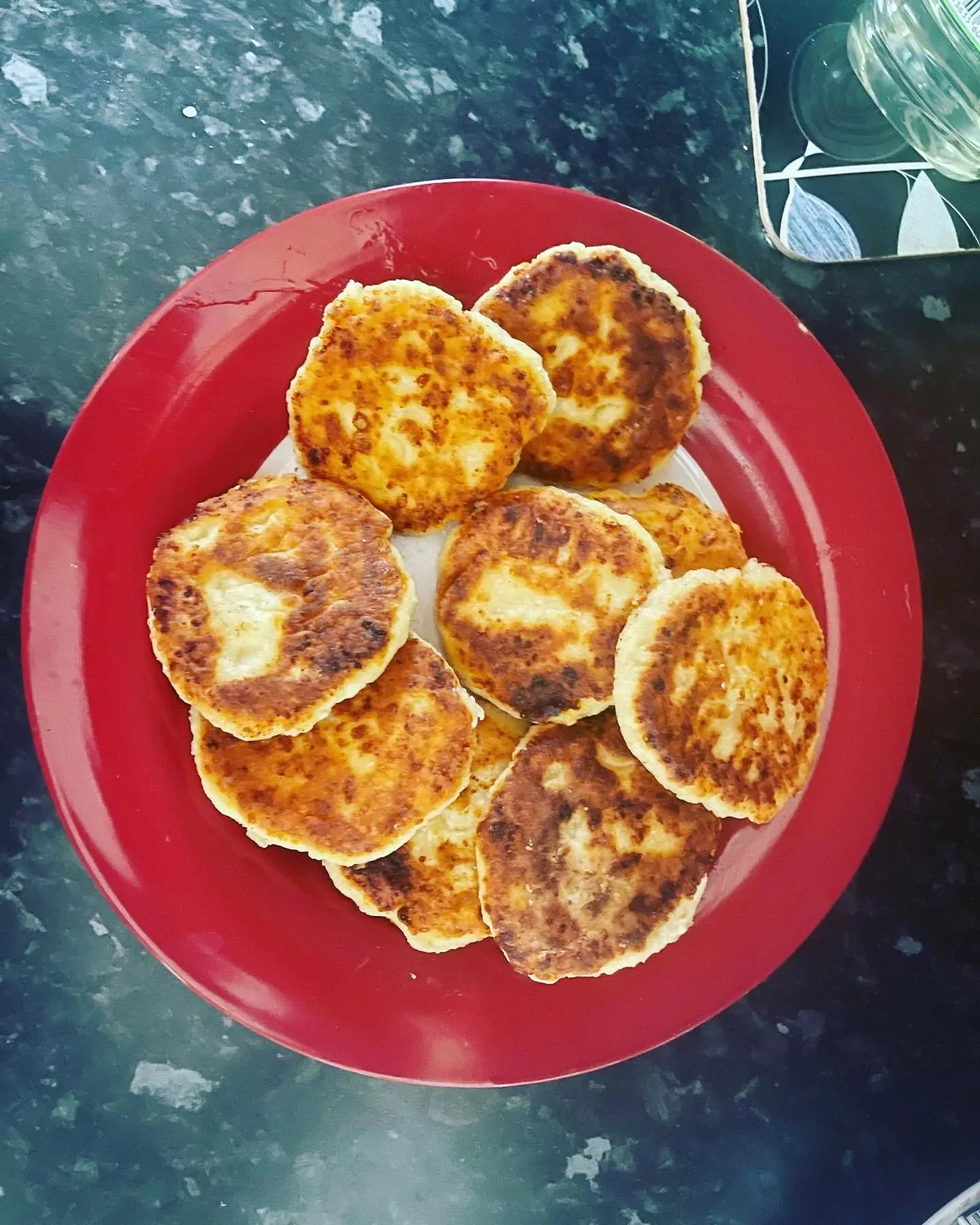 Močiutės senoviniai minkšti, purūs tikri kepti varškėčiai keptuvėje su grietine