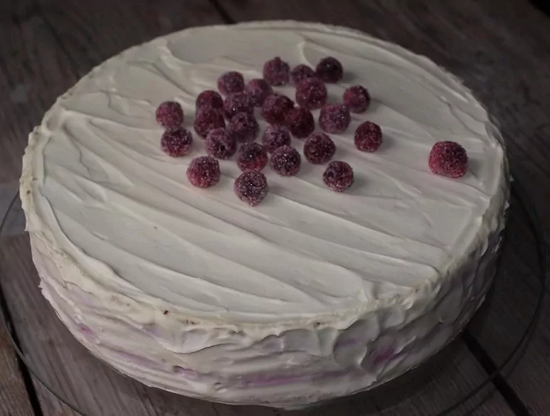 Mascarpone tortas su juodųjų serbentų putėsiais (tinka ir šaldytos uogos) Mascarpone tortas su juodųjų serbentų putėsiais (tinka ir šaldytos uogos)