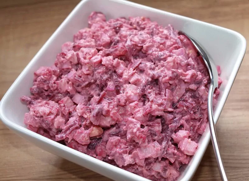 Burokėlių mišrainė su krabų lazdelėmis