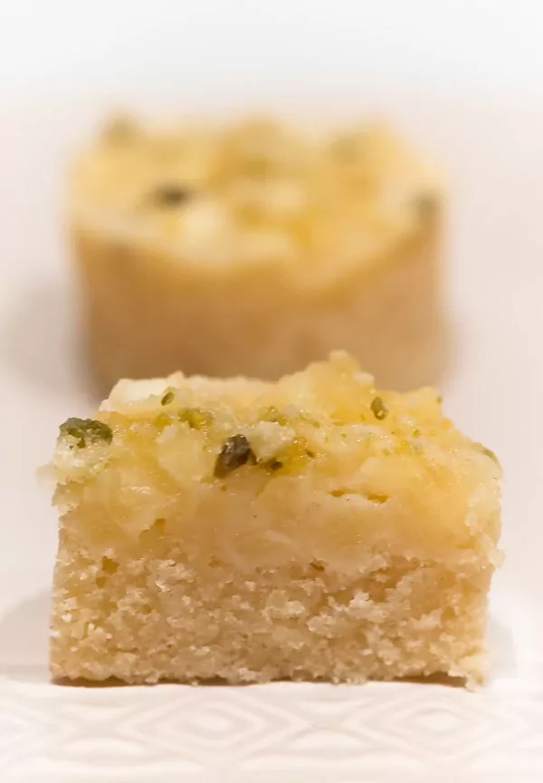 Financiers mit karamellisierten Äpfeln und Pistazienkrokant