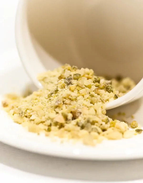 Financiers mit karamellisierten Äpfeln und Pistazienkrokant