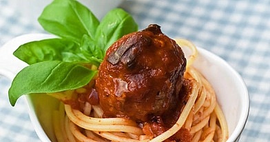 Fleischbällchen mit Tomatensauce und Pasta