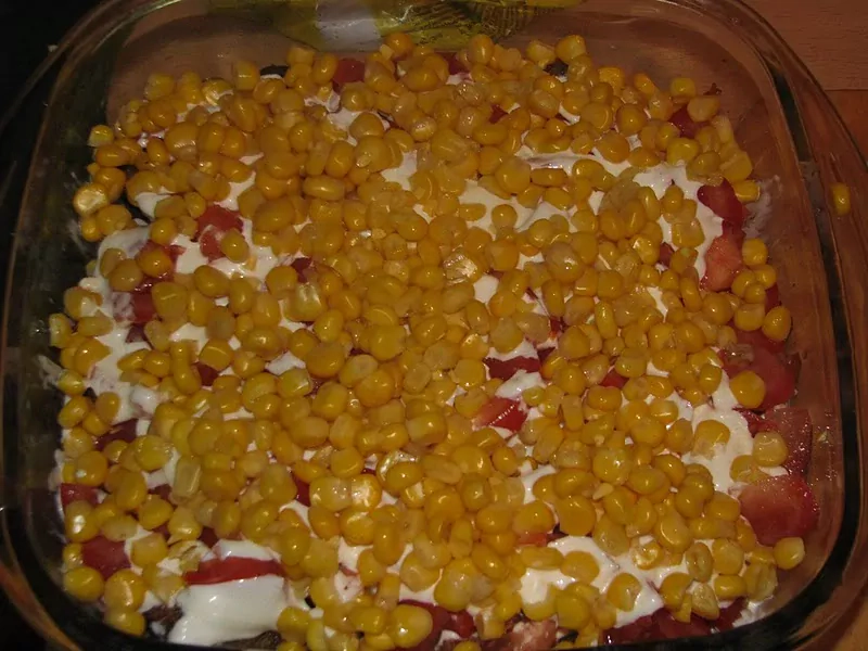 Grauzdiņu salāti ar konservētu kukurūzu un tomātiem