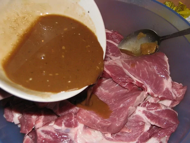 Cepeškrāsnī ceptas cūkgaļas šķēles