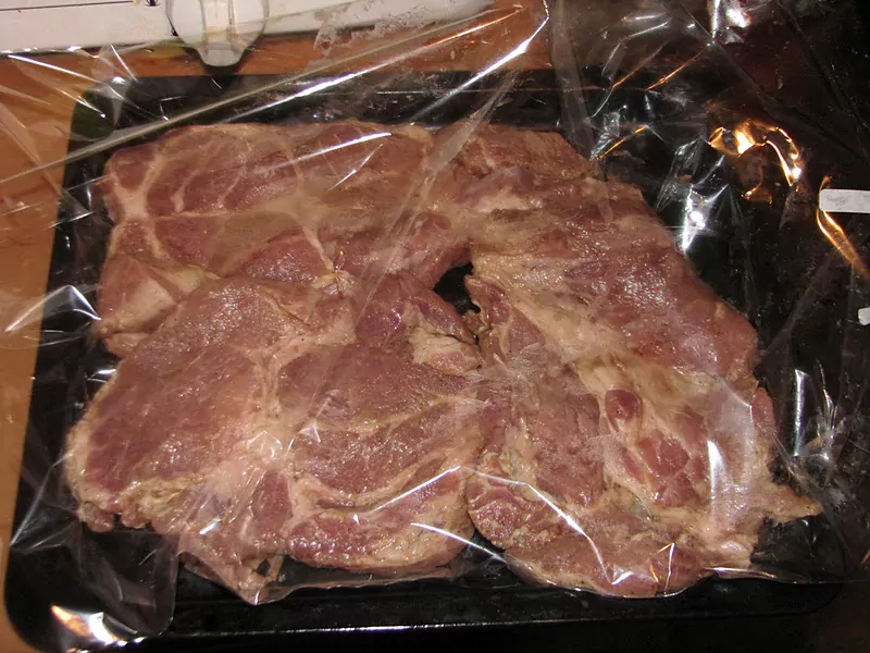 Cepeškrāsnī ceptas cūkgaļas šķēles