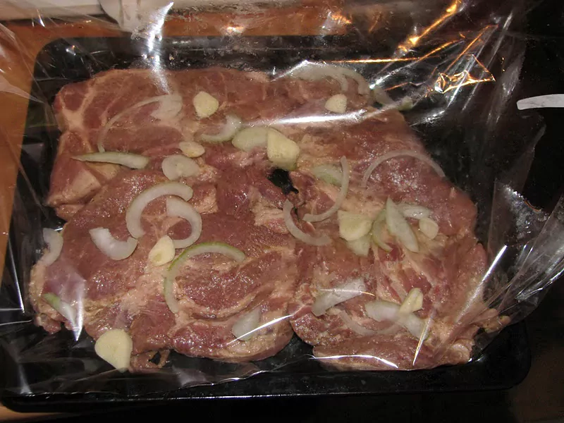 Cepeškrāsnī ceptas cūkgaļas šķēles