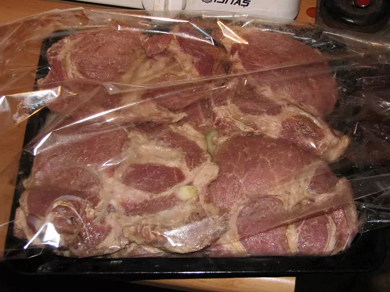 Cepeškrāsnī ceptas cūkgaļas šķēles