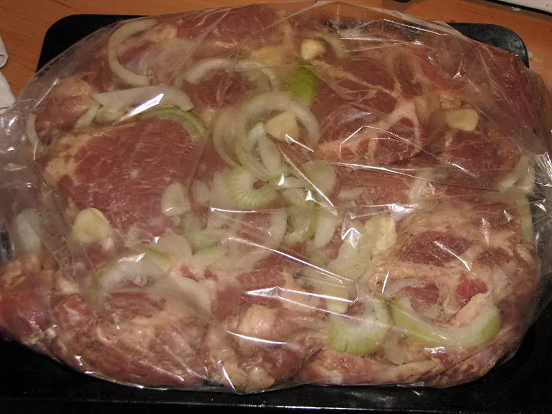 Cepeškrāsnī ceptas cūkgaļas šķēles