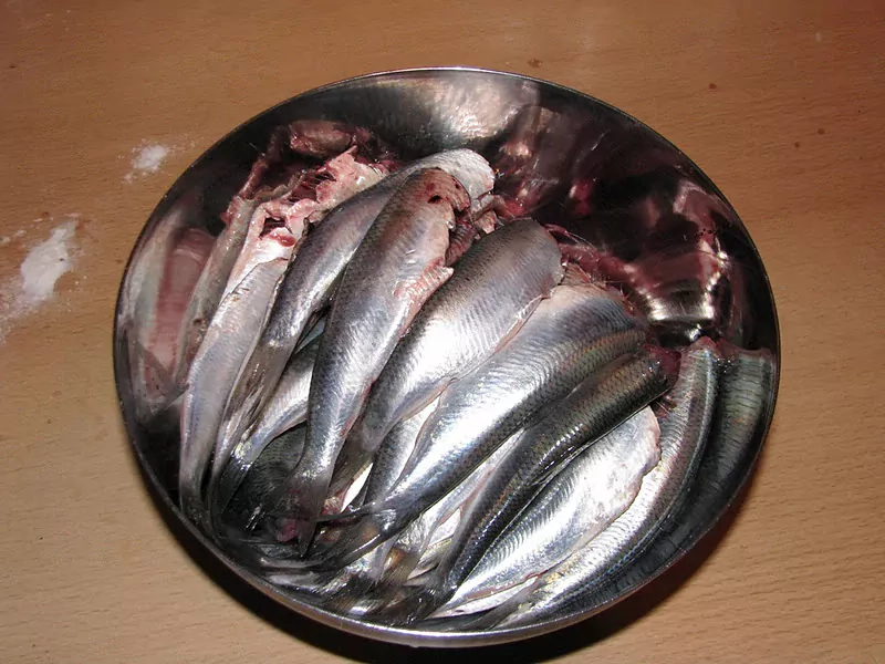 Ceptas reņģes tomātu mērcē