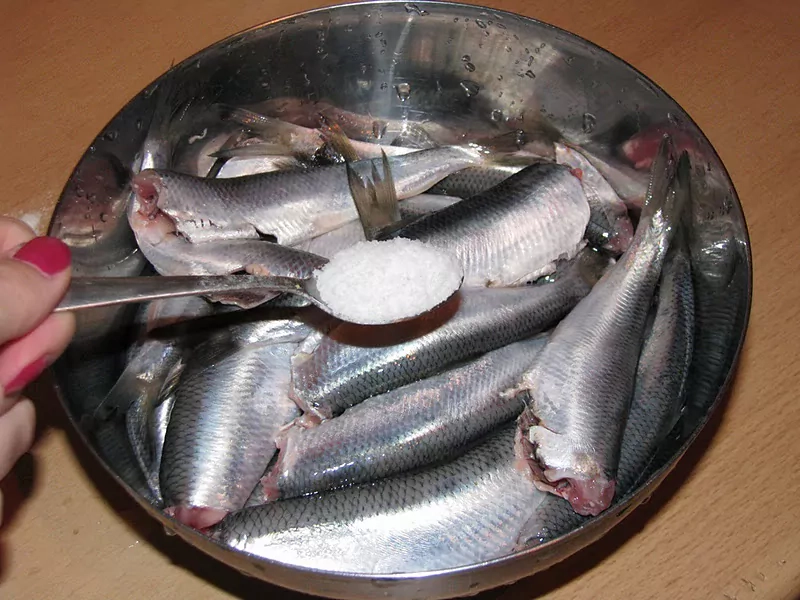 Ceptas reņģes tomātu mērcē