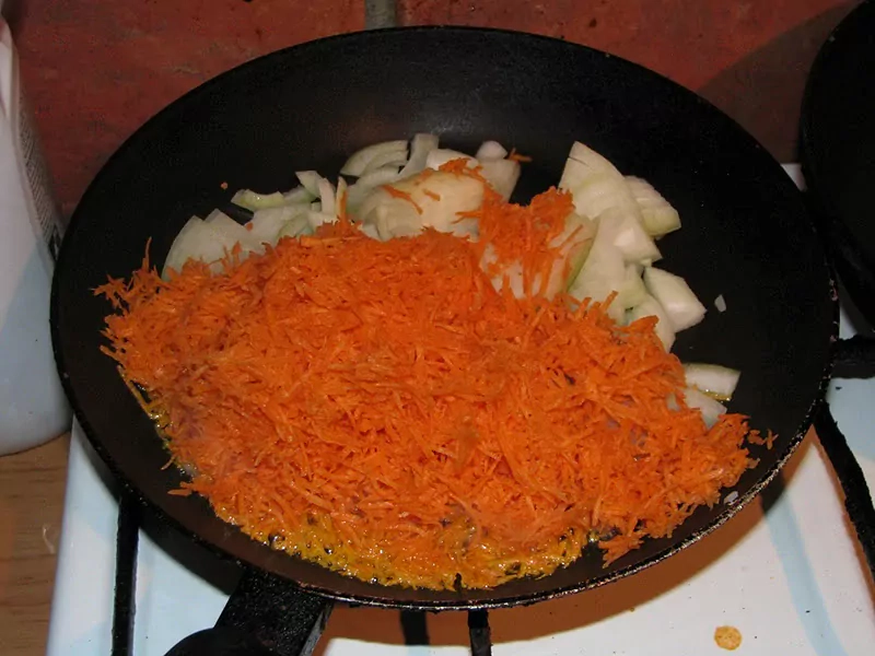 Ceptas reņģes tomātu mērcē