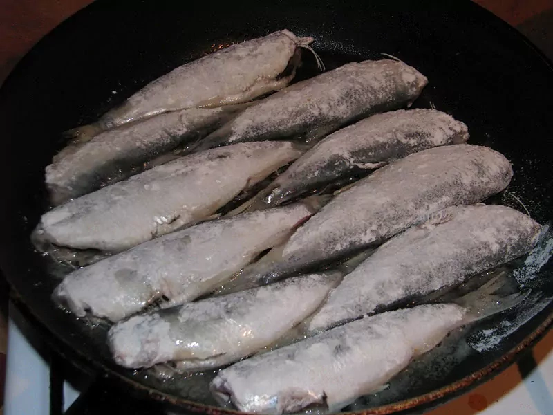 Ceptas reņģes tomātu mērcē